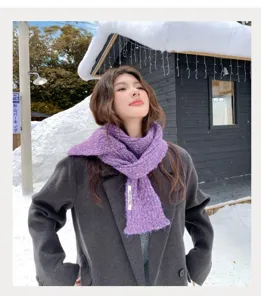 Gemütlicher winterlanger violetter Strickschal Detailansicht im verschneiten Außenbereich.