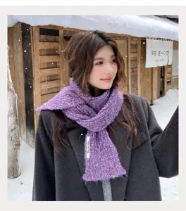 Detailansicht des kuscheligen lila Strickschals, weiche Textur und ideal für den Winter.