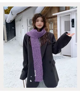 Schicker warmer Winterschal aus Strick für Damen, stilvolles Accessoire für kalte Tage.