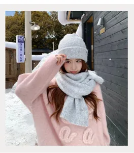 Conjunto de gorro de punto gris y bufanda cálida para mujer, detalle de moda de invierno.