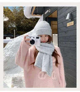 Detalle de conjunto de gorro y bufanda de punto, calentador de cuello de invierno.