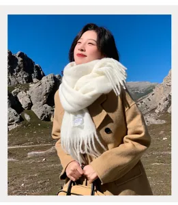 Gemütlicher weißer Winterschal mit Fransen für Damen, warmes Modeaccessoire für Outdoor-Reisen.