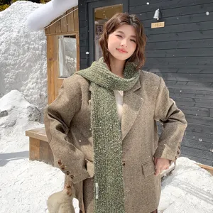 Grüner Strick Schal für Damen, gemütlich warm und stilvoll im winterlichen outdoor.