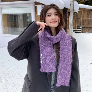 Gemütlicher lila flauschiger Winterschal für Damen, elegante warme Halsbekleidung für Outdoor.