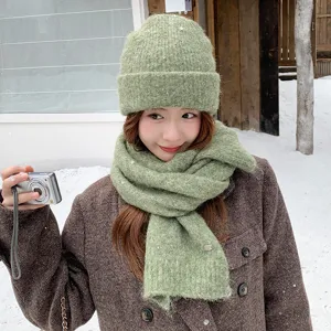 Conjunto de gorro de punto verde y bufanda cálida estilo coreano para mujer invierno.