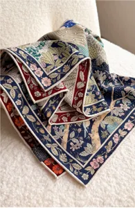Primo piano del delicato motivo floreale botanico e della consistenza del foulard.