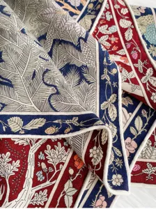 Primo piano dettagliato di lussuosa sciarpa vintage in seta e lana con motivi botanici.