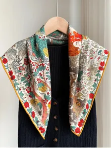 Lussuoso fazzoletto quadrato in seta e lana con raffinata stampa floreale botanica vintage autunno.