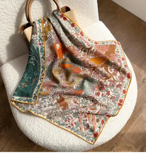 Foulard quadrato in seta e lana di lusso con stampa botanica di animali per donna autunno.