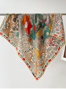 Vista dettagliata di lussuoso foulard quadrato artistico con stampa naturalistica e orlo.