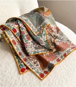 Foulard quadrato in seta e lana di lusso con stampa botanica dettagliata e bordo giallo.