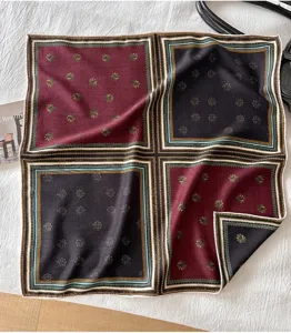 Élégant carré de foulard en soie et laine pour femmes, motif de feuilles élégant.