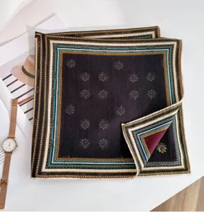 Élégante carrée en soie et laine pour femme avec bordure géométrique vintage classique.