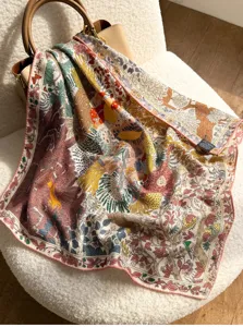 Foulard quadrato in seta e lana di lusso con stampa vintage narrativa e bordo elegante.