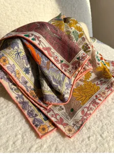 Elegante foulard quadrato in seta e lana da donna, design botanico raffinato, accessorio moda invernale.