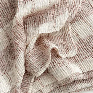 Close-up detail van de textuur van de gekreukte katoenen linnen sjaal met gouden stippen.