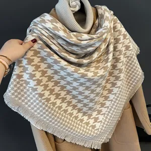 Écharpe carrée épaisse en imitation cachemire avec motif pied-de-poule classique et franges.