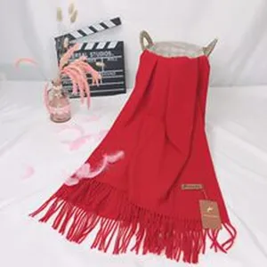 Rode winterse gebreide sjaal met franjes, stijlvolle warme omslagdoek voor dames in de winter.