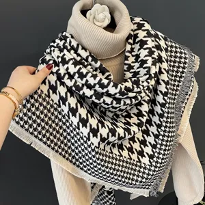 Gros plan détaillé du foulard carré à motif pied-de-poule classique avec de belles franges.