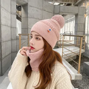 Roze gebreide muts en halswarmer set voor vrouwen, warme winter mode gezellig breiwerk accessoire.