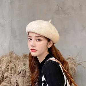 Gedetailleerd overzicht van beige baret, klassieke minimalistische wollen hoed, accessoire.