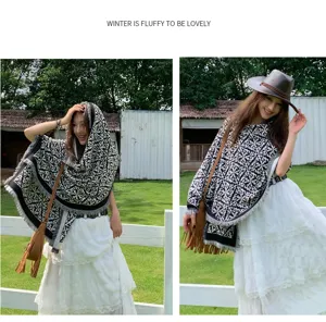 Elegantes Damen Winterschal und Poncho mit stilvollem ethnischem Muster für kalte Wintertage.