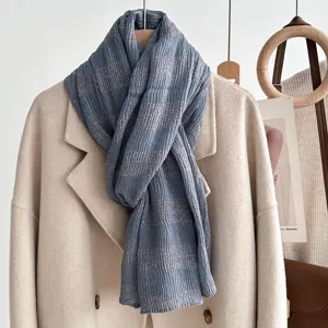 Gedetailleerd overzicht van grijsblauwe metalen geplooide sjaal, zacht warm winter accessoire.