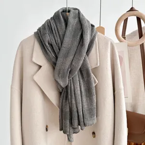 Vrouwen winter donkergrijs geplooide glans sjaal, dik zacht warm katoen linnen lange omslagdoek.