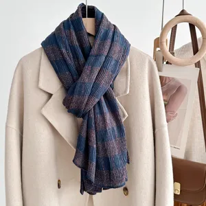 Gedetailleerd overzicht van de blauw-koperen plisséruitjes shawl, zacht en warm accessoire.