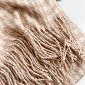 Nahaufnahme der soften beige-weißen Hahnentritt Schal Fransen und weichen Stoffqualität.