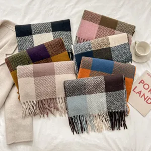 Detailansicht mehrfarbiger karierter Winterschals mit weicher Struktur und schönen Fransen.