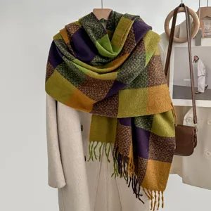 Gemütlicher, dicker Karo-Schal mit stilvollem Fransen, warmes Winter-Accessoire.