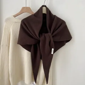 Klassieke donkerbruine 100% wol driehoekige sjaal omslagdoek, warme herfst winter.