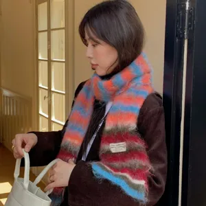 Detailansicht eines weichen gestreiften Strickschals an einer Frau, gemütlich.
