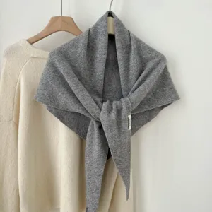 Minimalistische grijze wollen driehoekssjaal voor dames, zachte warme winter nekwarmer accessoire.