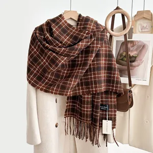 Écharpe marron rétro à carreaux en faux cachemire avec franges, tour de cou hiver femme.