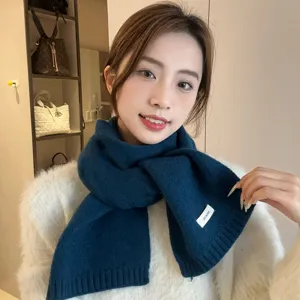 Detailopname van een zachte donkerblauwe gebreide winterscarf, gezellig en erg warm.