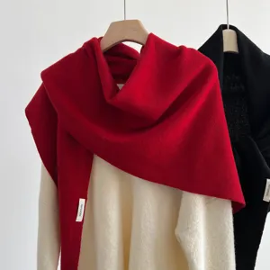 Gedetailleerd overzicht van de 100% zuivere wollen driehoekige gebreide sjaal, warme en elegante.