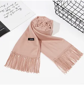 Nahaufnahme eines weichen, rosa Kaschmir-Gefühl Winterschals mit Fransen und Etikett.