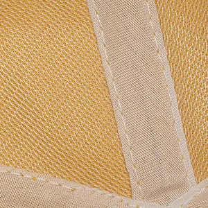 Gedetailleerde close-up van gele honkbalpet mesh stof met strakke witte bies.