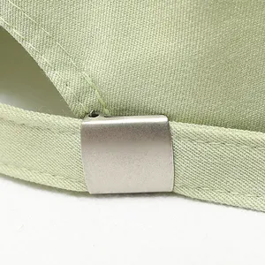 Close-up view of the adjustable metal buckle and fine stitching details on the fashion baseball cap.
