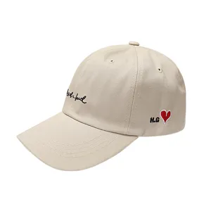 Beige honkbalpet met hartborduurwerk aan de zijkant, casual hoed voor koppels, gebogen klep.