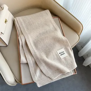 Accogliente sciarpa invernale in pura lana australiana da donna, calda e spessa in maglia beige.