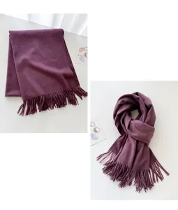 Dettaglio della sciarpa in misto lana viola tinta unita spessa e calda con frange eleganti.