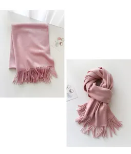 Accogliente sciarpa invernale in misto lana rosa con orlo a frange. Morbida, calda e drappeggiata.