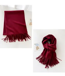 Vista dettagliata della sciarpa con frange in misto lana rosso vino, accessorio invernale caldo.