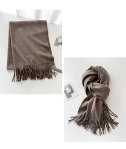 Vista dettagliata della sciarpa marrone in misto lana con frange morbide ed eleganti.