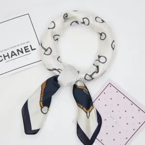 Foulard carré effet soie avec imprimé mors de cheval classique, élégant accessoire de mode.