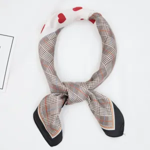 Carré de soie avec motif pied-de-poule et cœurs rouges, accessoire de cou élégant pour femmes.