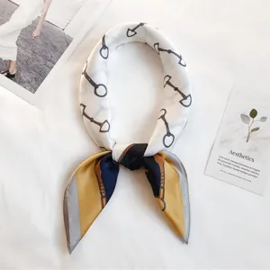 Foulard carré en imitation soie imprimée chic, accessoire de mode élégant pour femmes.